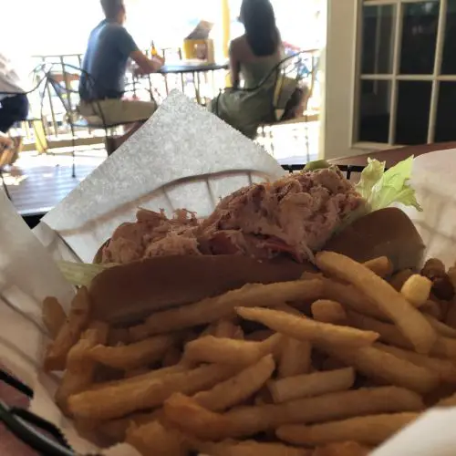 Enjoy a Delicious Lobster Roll By The Water’s Edge At This New Hampshire Seafood Restaurant