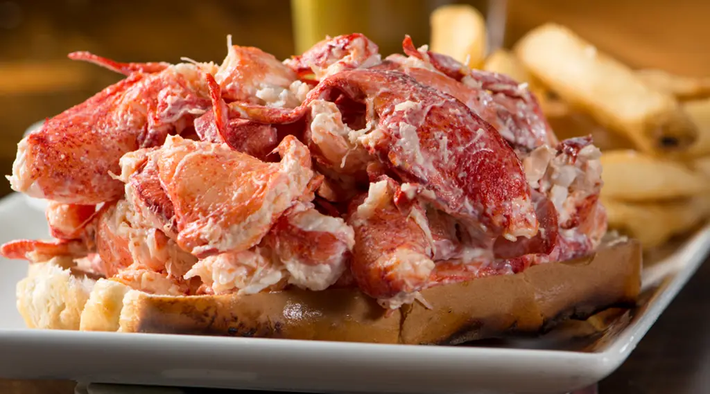 lobster roll at tuckaway tavern