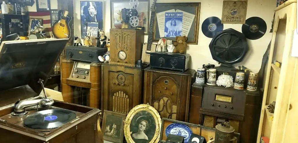 Rusty’s Antiques and Vintage Collectibles Indoor Flea Market